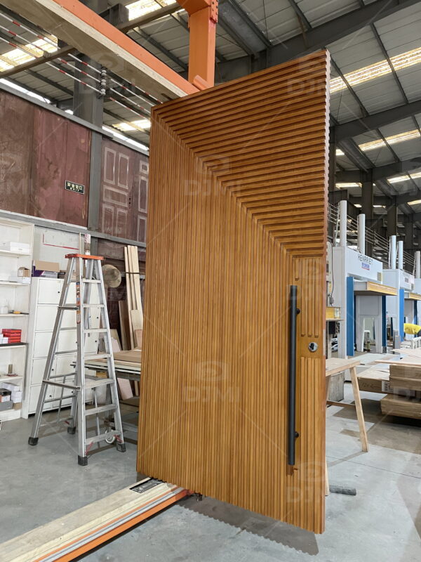 Grille Design Solid Wood Pivot Door - 图片 4