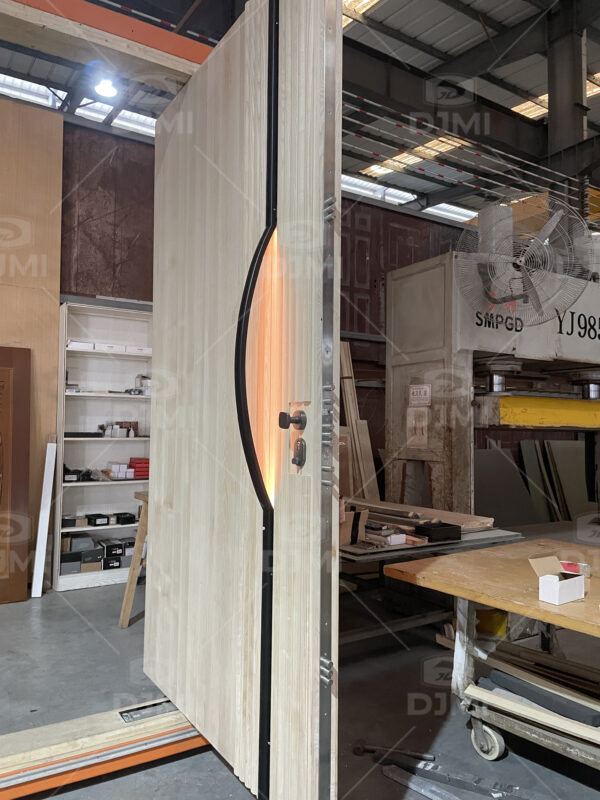Solid Wooden Pivot Door With Long Handle And Light - 图片 6