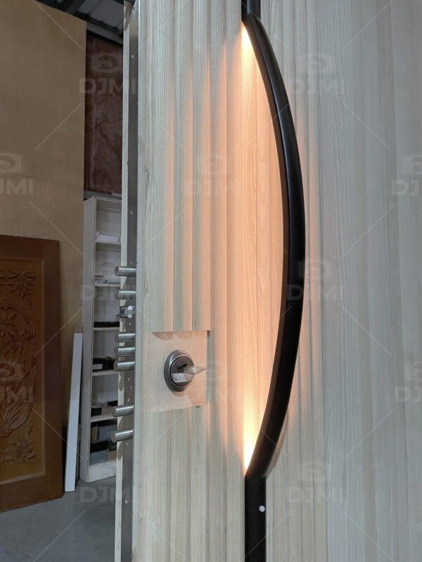 Solid Wooden Pivot Door With Long Handle And Light - 图片 5