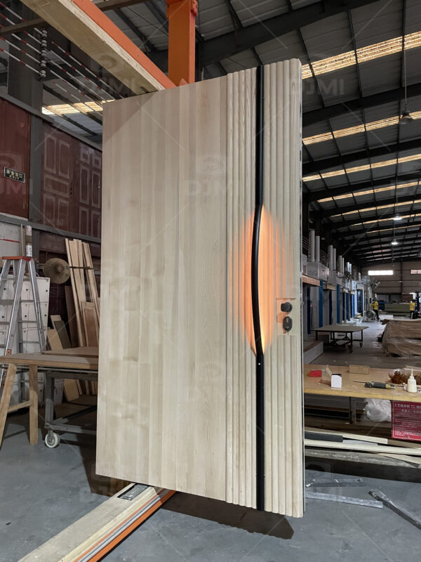 Solid Wooden Pivot Door With Long Handle And Light - 图片 3