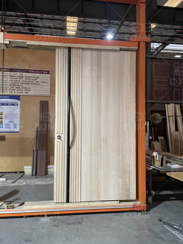Solid Wooden Pivot Door With Long Handle And Light - 图片 2
